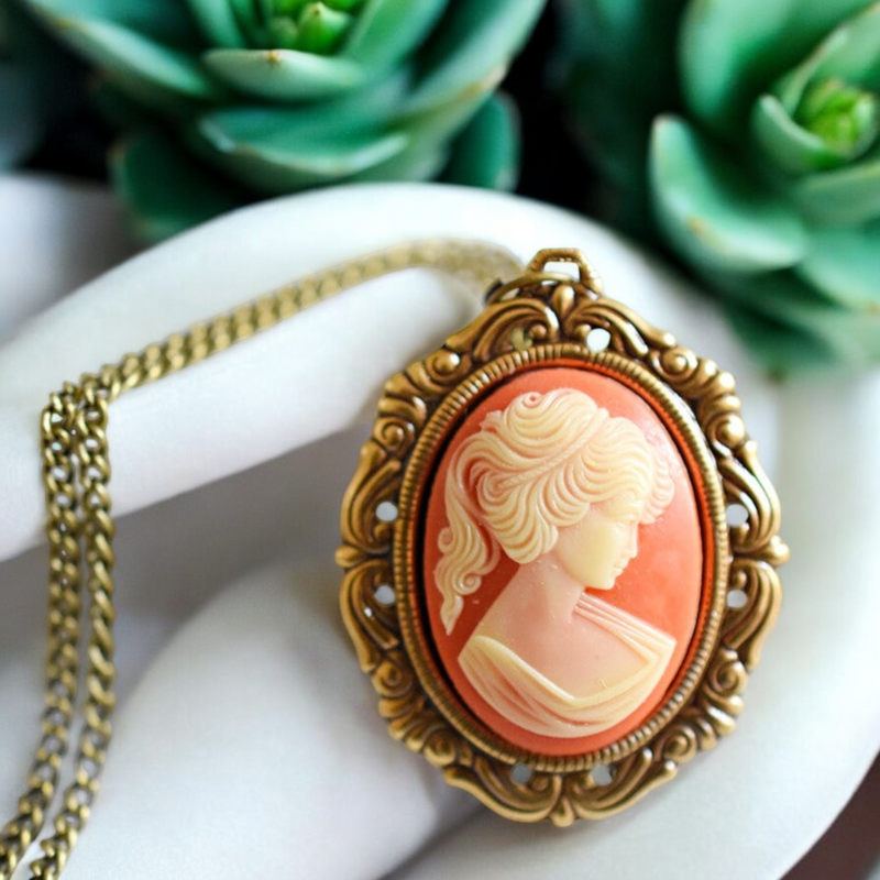 Baroque lady chain in vintage style