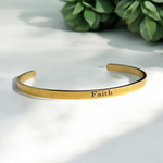 Minimalistischer Edelstahl Armreif mit Gravur "Faith" – Unisex, Größenverstellbar | Bedeutungsvoller Schmuck, Allergikerfreundlich - RETARM-48