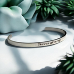 Minimalistischer Edelstahl Armreif in Silber mit Gravur "Never Give Up" – Unisex, Größenverstellbar, auch in Gold erhältlich | Motivationsschmuck, Allergikerfreundlich