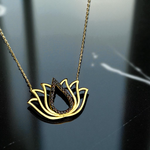 Echtgold 585 Lotus-Kette mit schwarzen Zirkonia – 40 cm – Spirituelle Damen Halskette in feinem Design